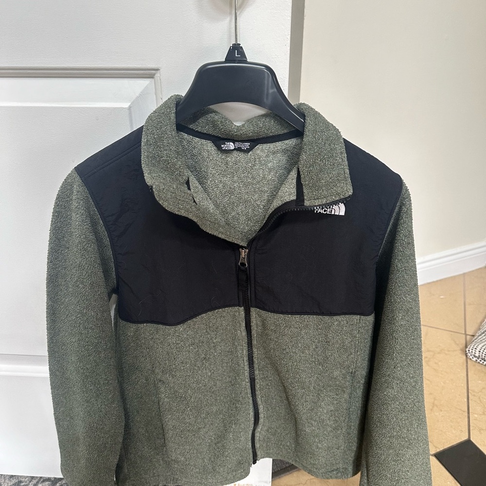 NEW Youth/Juniors The North Face Olive and Black Fleece Jacket